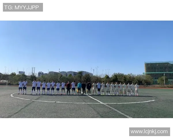 足球明星与小朋友共度快乐时光一起踢足球传递梦想与友谊的火花